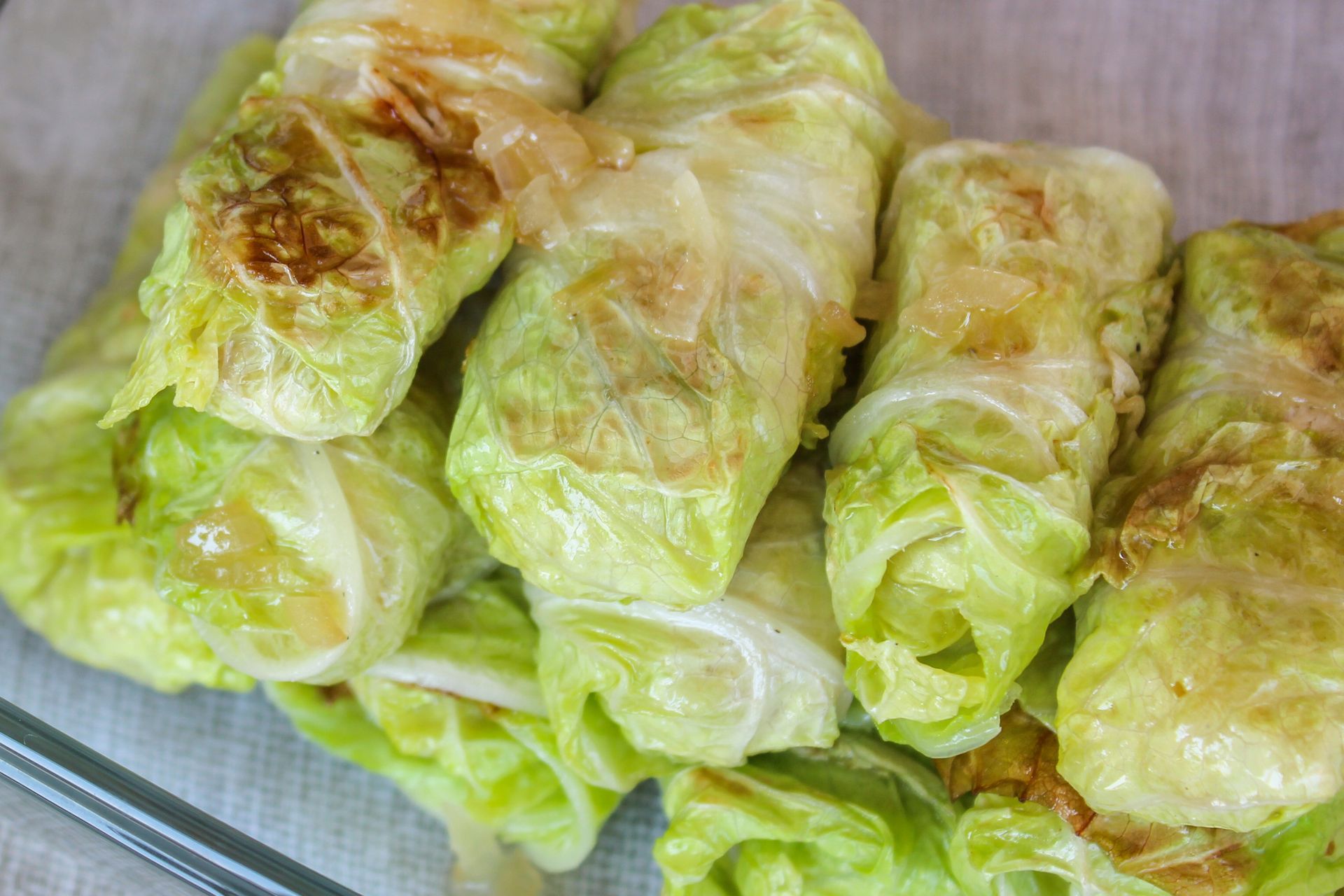 Zamiast zawijać farsz w białą kapustę, wykorzystaj inne liście. Najlepszy sposób na ekspresowe i miękkie gołąbki