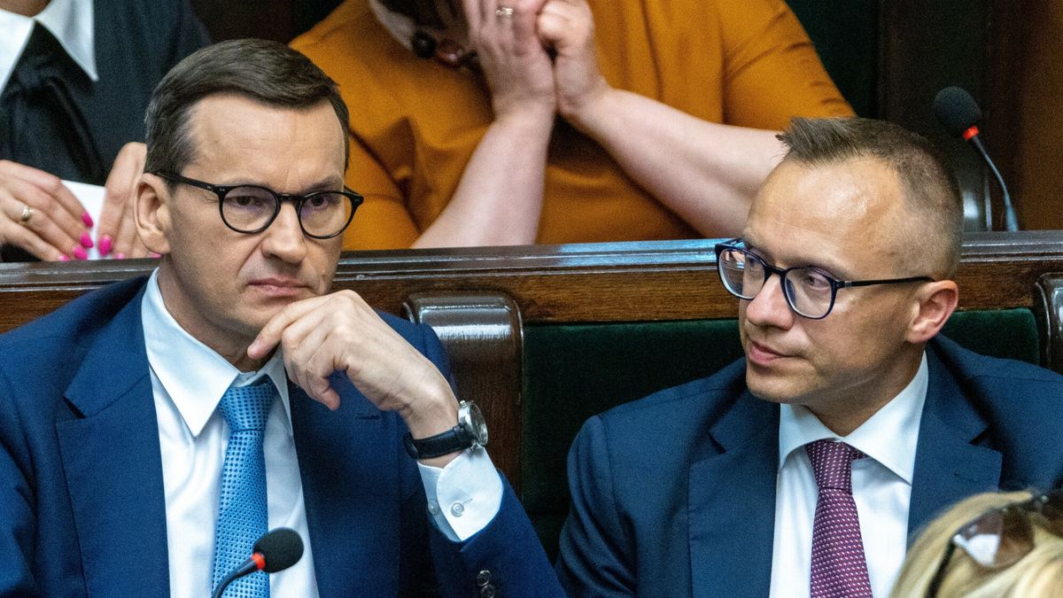 Premier Mateusz Morawiecki (z lewej) i wiceminister finansów Artur Soboń (z prawej)