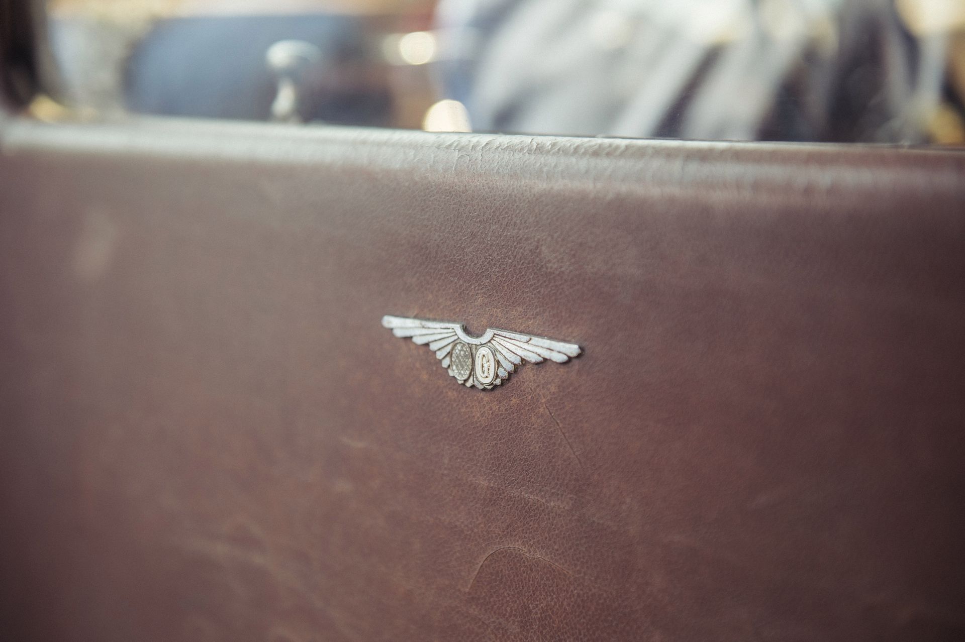Detal, pokrytego z zewnątrz skórą, przedziału pasażerskiego w samochodzie Hispano-Suiza T 49 z nadwoziem H.J. Mulliner (1927 r.).
