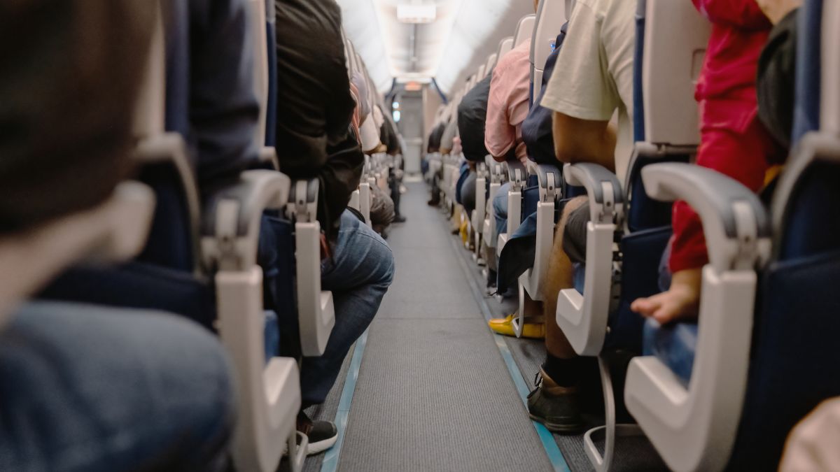 Zapalił elektronicznego papierosa w samolocie.