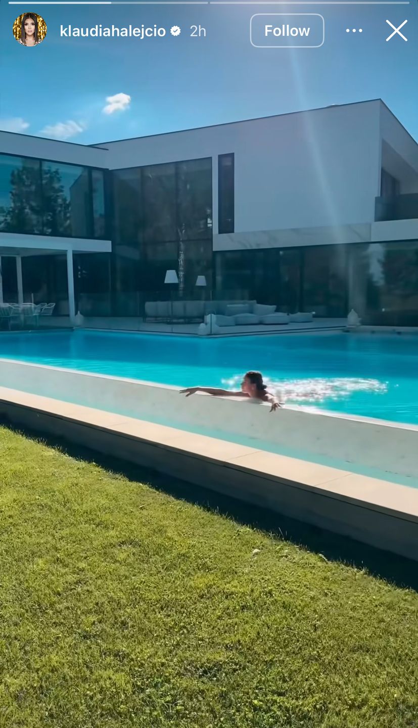 Klaudia Halejcio pluska się w basenie