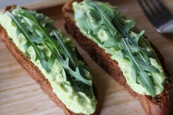 Biorę serek wiejski i awokado, a po chwili mam pyszną pastę. Używam jej do kanapek zamiast masła