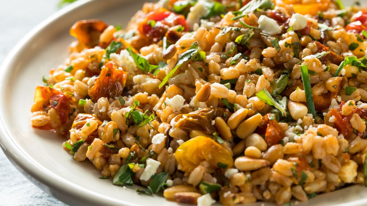 Sałatka z farro, serem feta i suszonymi pomidorami