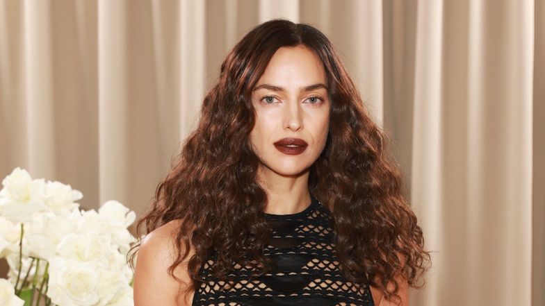 Irina Shayk ochoczo podpiera ścianę w skąpym bikini