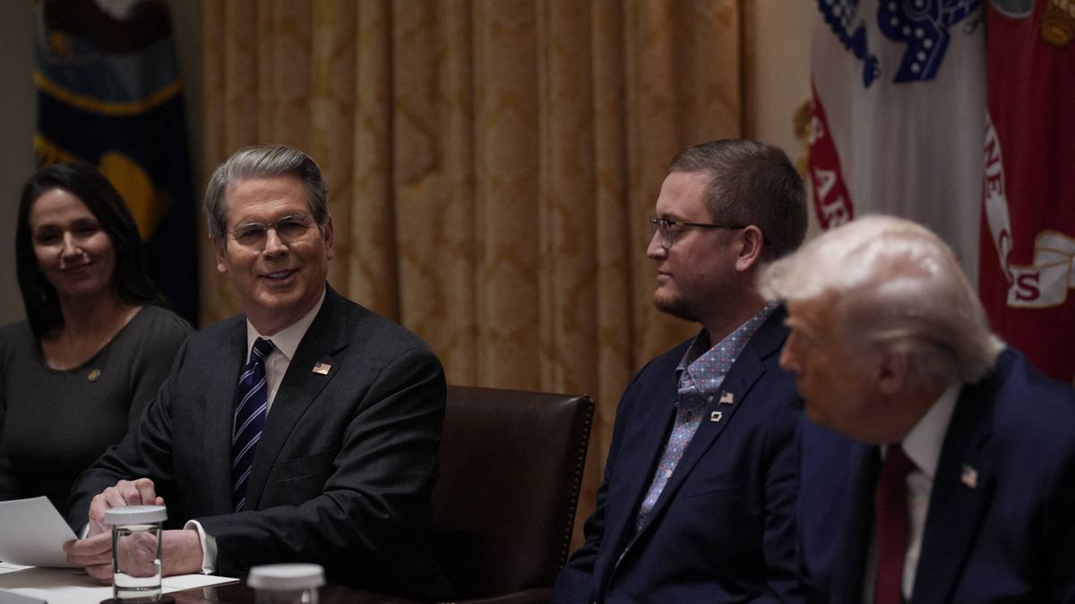 Sekretarz skarbu USA Bessent twierdzi, że władze Iranu wywożą pi