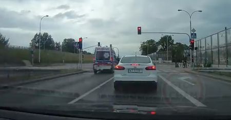 Karetka z impetem wjechała w rowerzystkę. Groźne zdarzenie zostało nagrane
