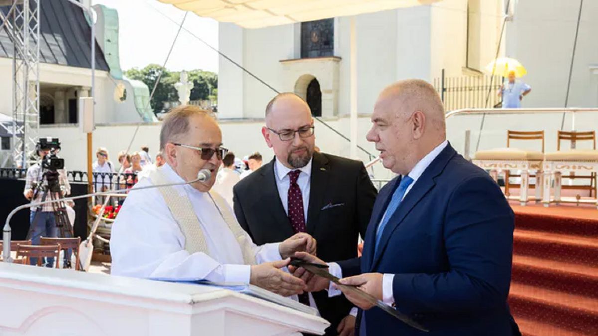 Jacek Sasin z prezesem Grupy Enea Pawłem Majewskim wręczył Tadeuszowi Rydzykowi "miecz z czasów Mieszka I"