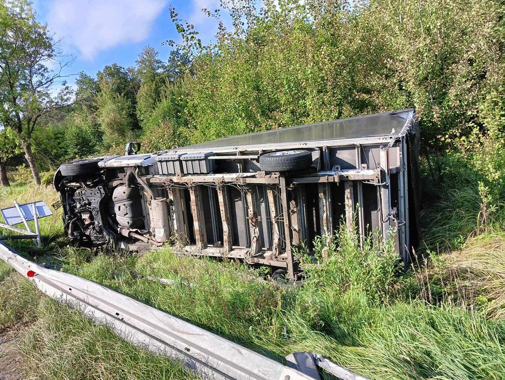 Piaski: Zderzenie busa z osobówką na DK27
