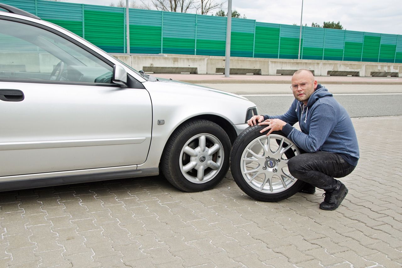 Duże koło na lato, zamiast małego na zimę. Jakie to niesie zmiany poza wyglądem?