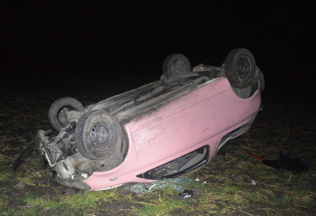 Wypadki w powiecie chełmskim. Dachowanie toyoty i opla, kierujący w szpitalu (zdjęcia)