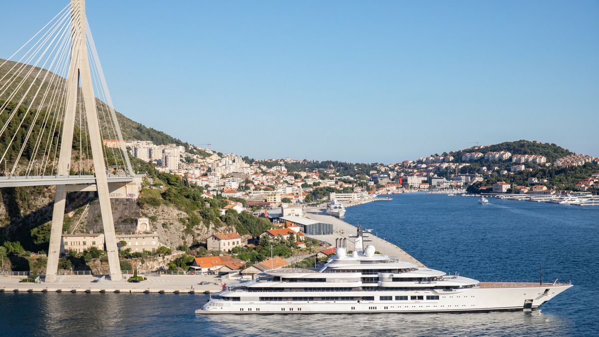 Władze sprawdzają, czy zacumowany w toskańskim porcie luksusowy jacht należy do Putina 