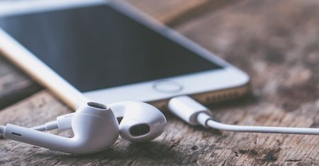Dawniej standard, dziś rarytas. 5 podstawowych funkcji telefonów, które umierają na naszych oczach