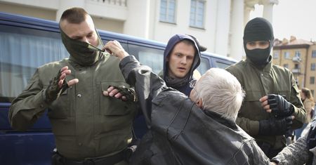 Białoruś. Demonstracja w Mińsku. Milicja zatrzymuje ludzi idących na protest