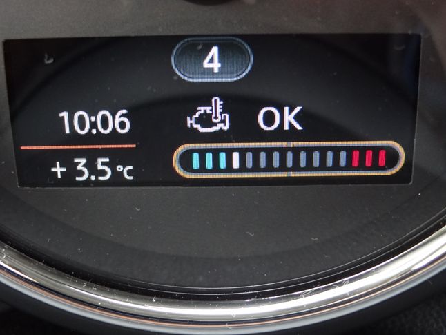 Cyfrowe wskaźniki temperatury silnika nie są tak dobre jak analogowe, ale lepsze niż ich brak