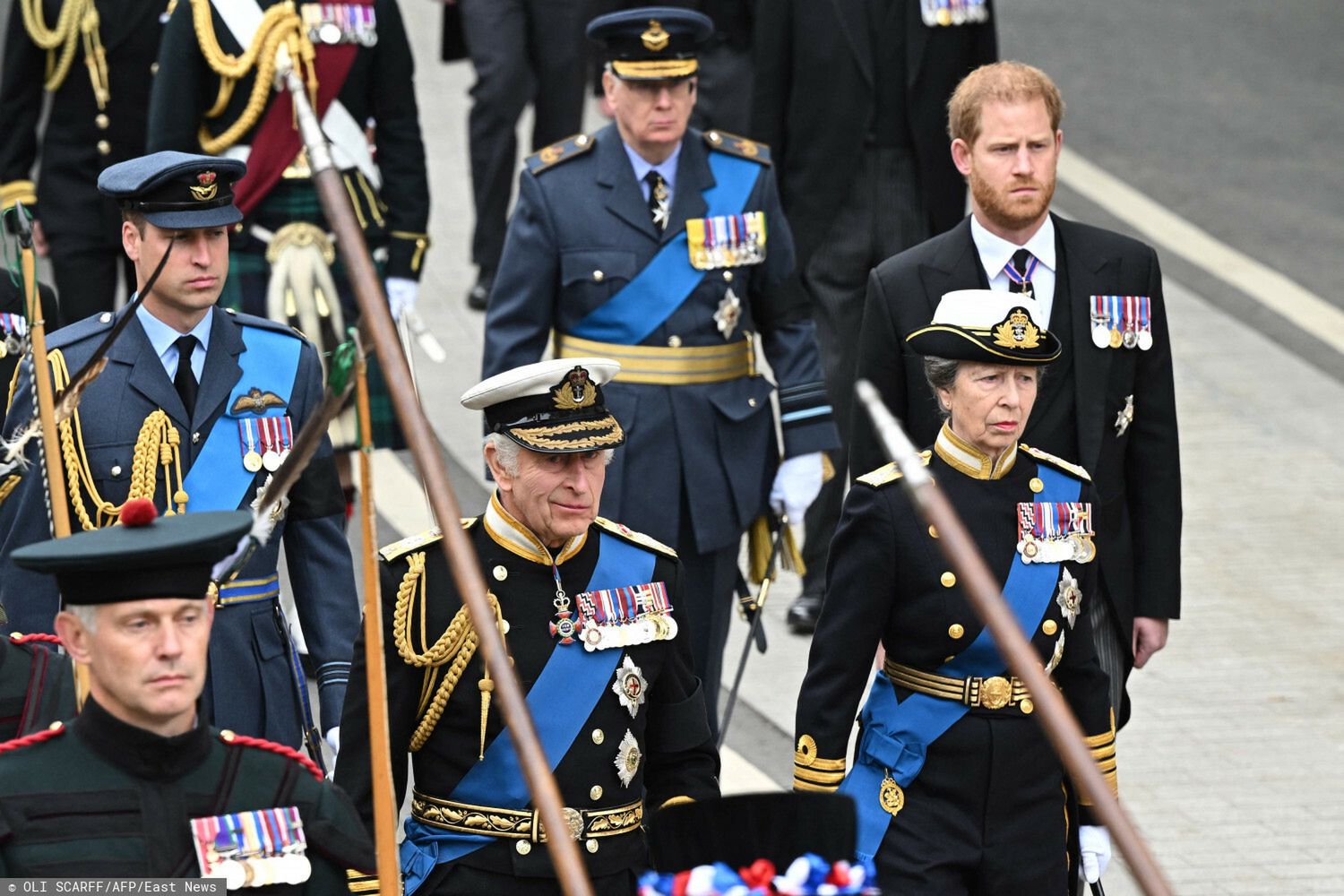Król Karol III, księżniczka Anna, książę Andrzej, książę Edward, książę Harry i książę William - pogrzeb królowej Elżbiety II