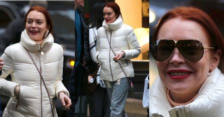Zniszczona Lindsay Lohan uśmiecha się do fotografów w Nowym Jorku