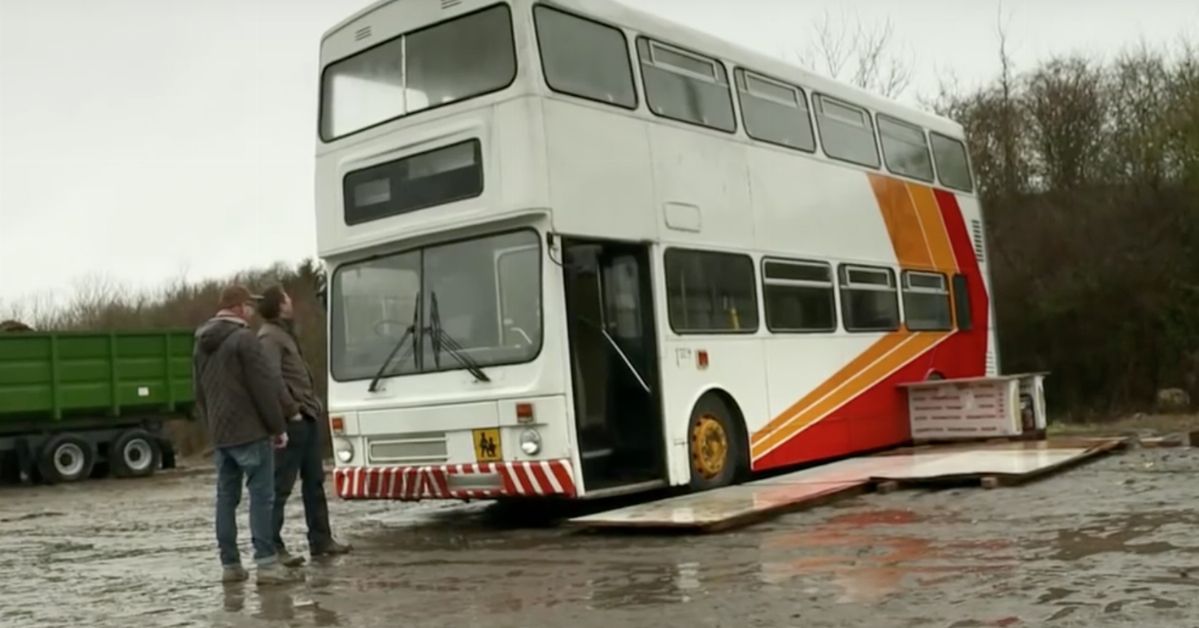 Kupił stary autobus w nadziei, że zrobi z niego mieszkanie. Wyszło lepiej niż zakładał!