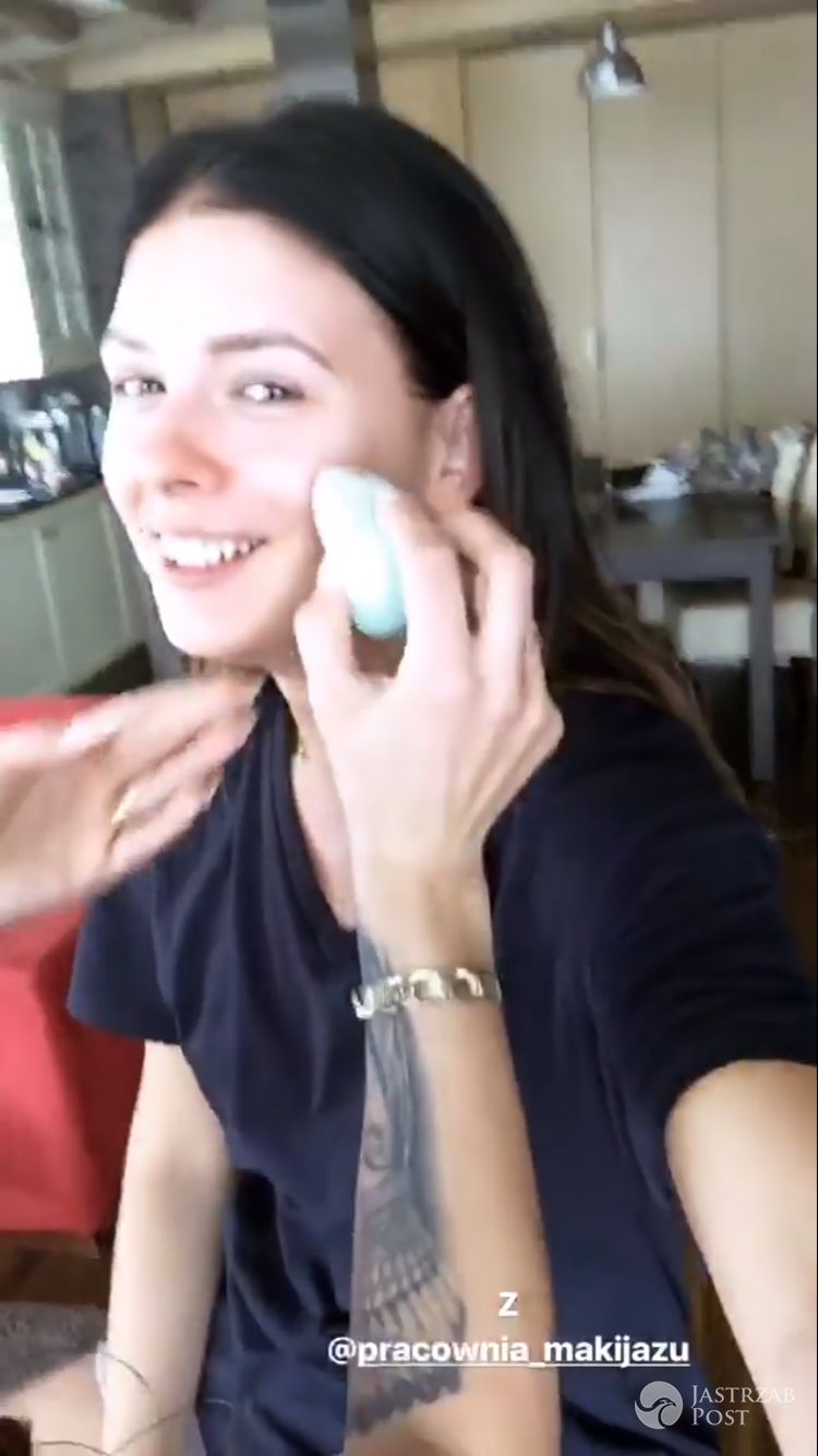 Klaudia Halejcio w trakcie makijażu