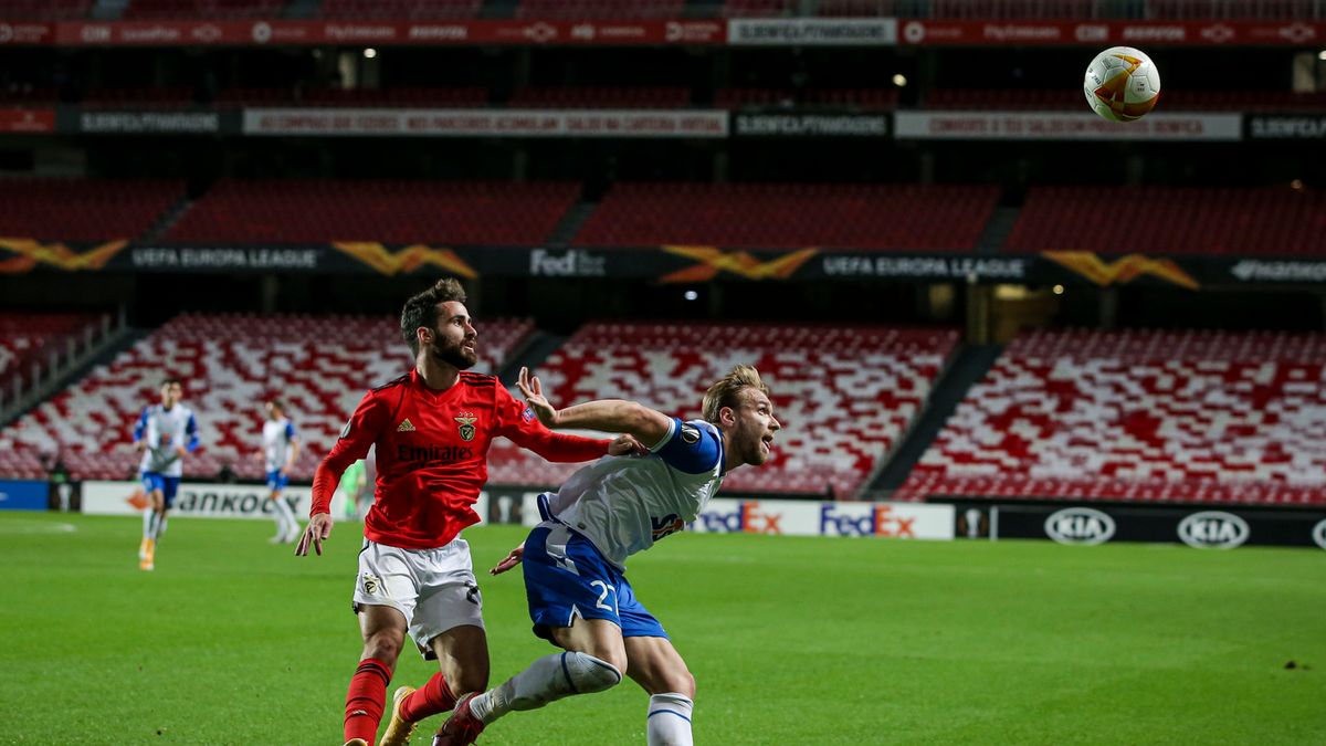 Zdjęcie okładkowe artykułu: PAP/EPA / JOSE SENA GOULAO / Na zdjęciu: mecz Benfica Lizbona - Lech Poznań