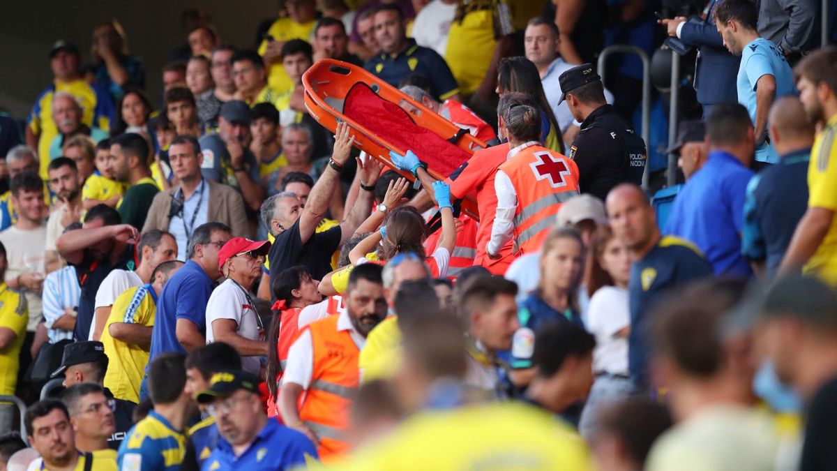 Zdjęcie okładkowe artykułu: Getty Images / Fran Santiago / Dramatyczne chwile na trybunach podczas meczu Cadiz z Barceloną