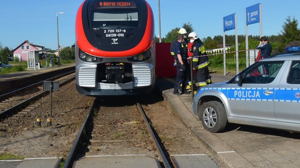 Zdjęcie z miejsce tragicznego wypadku. 17-latka poniosła śmierć na miejscu.