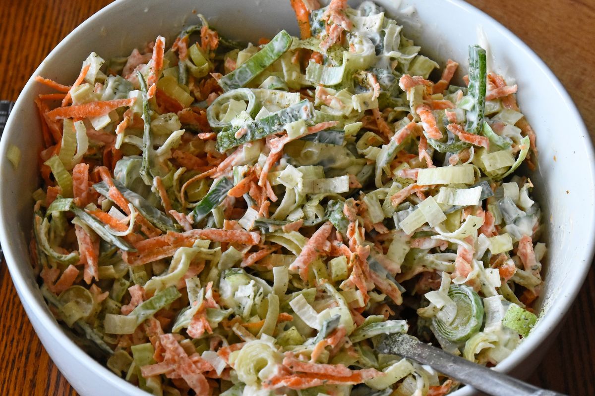 Pasuje do białej kiełbasy i pieczonego mięsa. Robię 4 miski, bo jedna to za mało