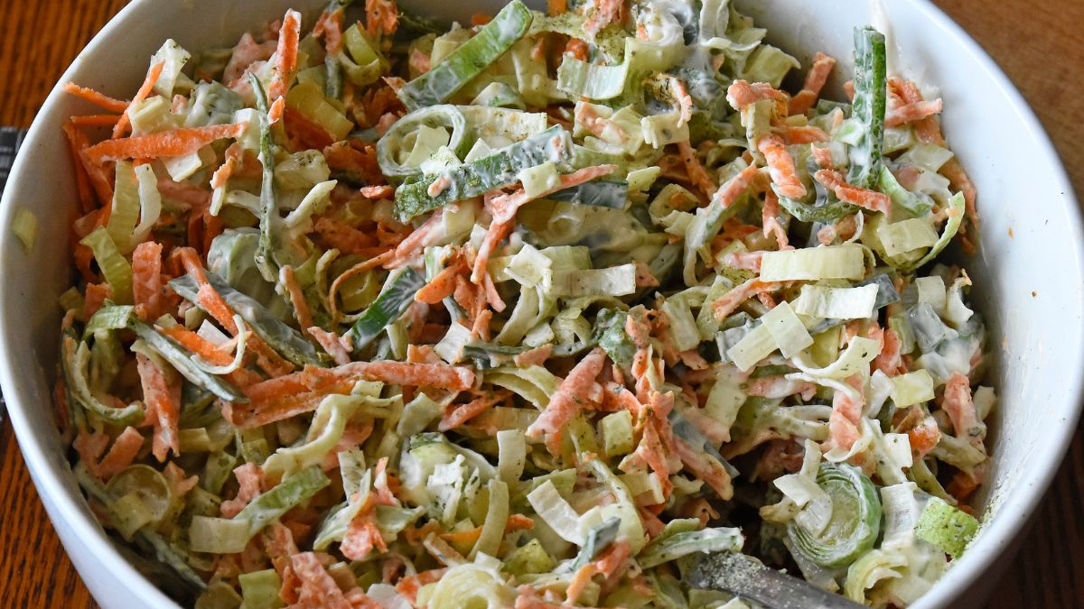 Na Wielkanoc zrób surówkę porową z sosem chrzanowym