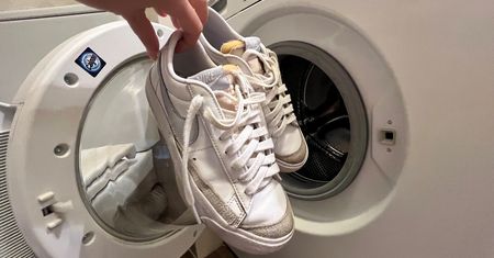 Zawsze wrzucam to do pralki razem z butami. Są jak nowe