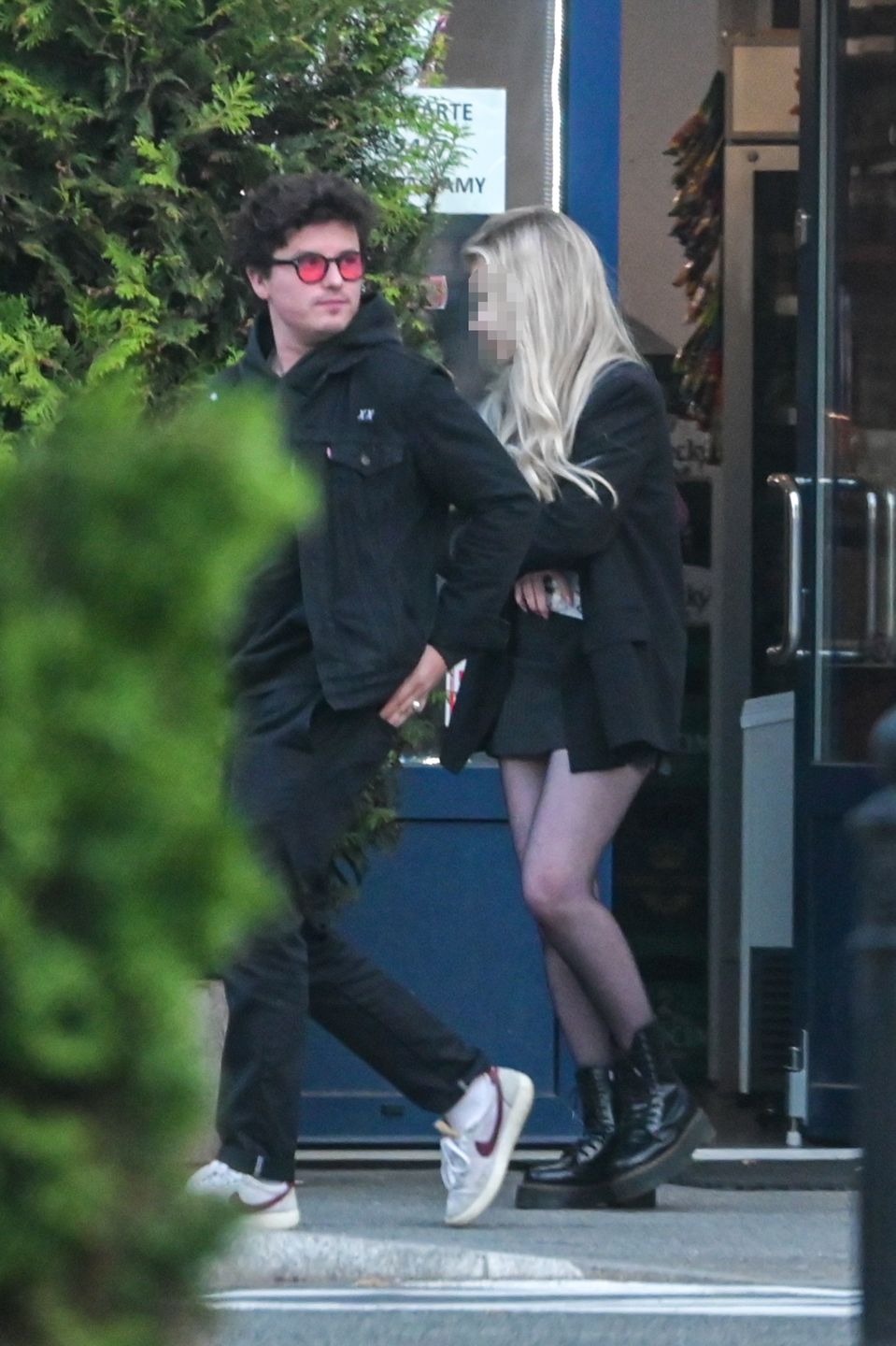 Kuba Karaś wraca poranną porą do mieszkania z tajemniczą blondynką