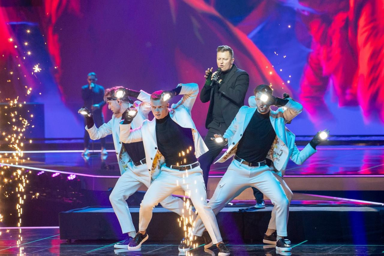 Paweł Skiba podczas występu Rafała Brzozowskiego na Eurowizji