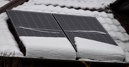 Fotowoltaika zimą. Eksperci radzą, co zrobić ze śniegiem