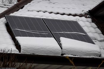 Fotowoltaika zimą. Eksperci radzą, co zrobić ze śniegiem