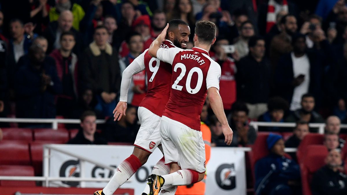 PAP/EPA / 	PAP/EPA/WILL OLIVER / Na zdjęciu: Alexandre Lacazette (z lewej) i Shkodran Mustafi (z prawej)