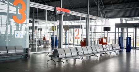 Dostał mandat, bo skomplementował żonę. Niecodzienna sytuacja na lotnisku we Wrocławiu