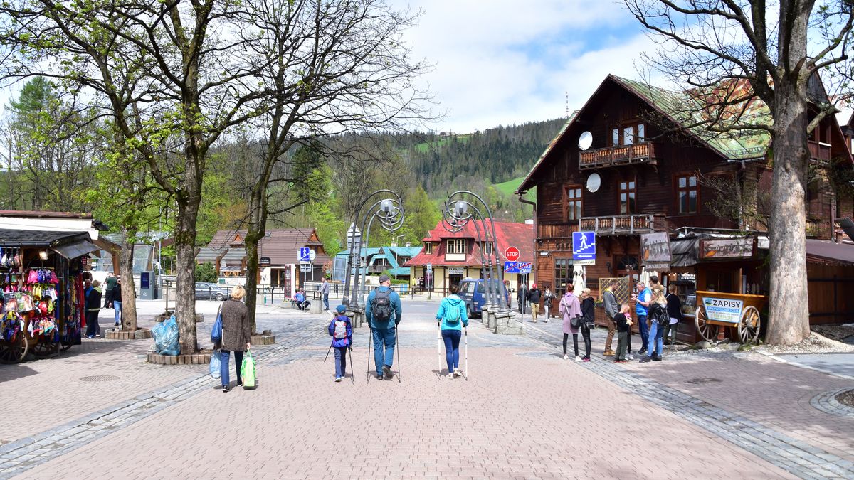 Zakopane; Krupówki; deptak; góry; Tatry