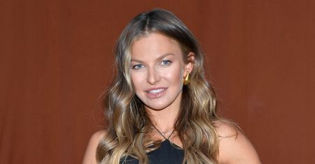 Odziana w kuse wdzianko Anna Lewandowska pozdrawia z wakacji. Fani krótko: "Rakieta"