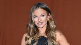 Odziana w kuse wdzianko Anna Lewandowska pozdrawia z wakacji. Fani krótko: "Rakieta"