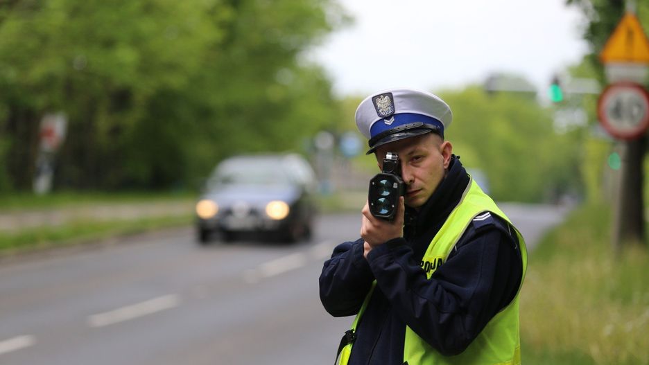 Ministerstwo Sprawiedliwości informuje, że nowe przepisy nie obejmują karą więzienia zwykłego przekroczenia prędkości, lecz dotyczą jedynie skrajnie niebezpiecznych zachowań na drodze.