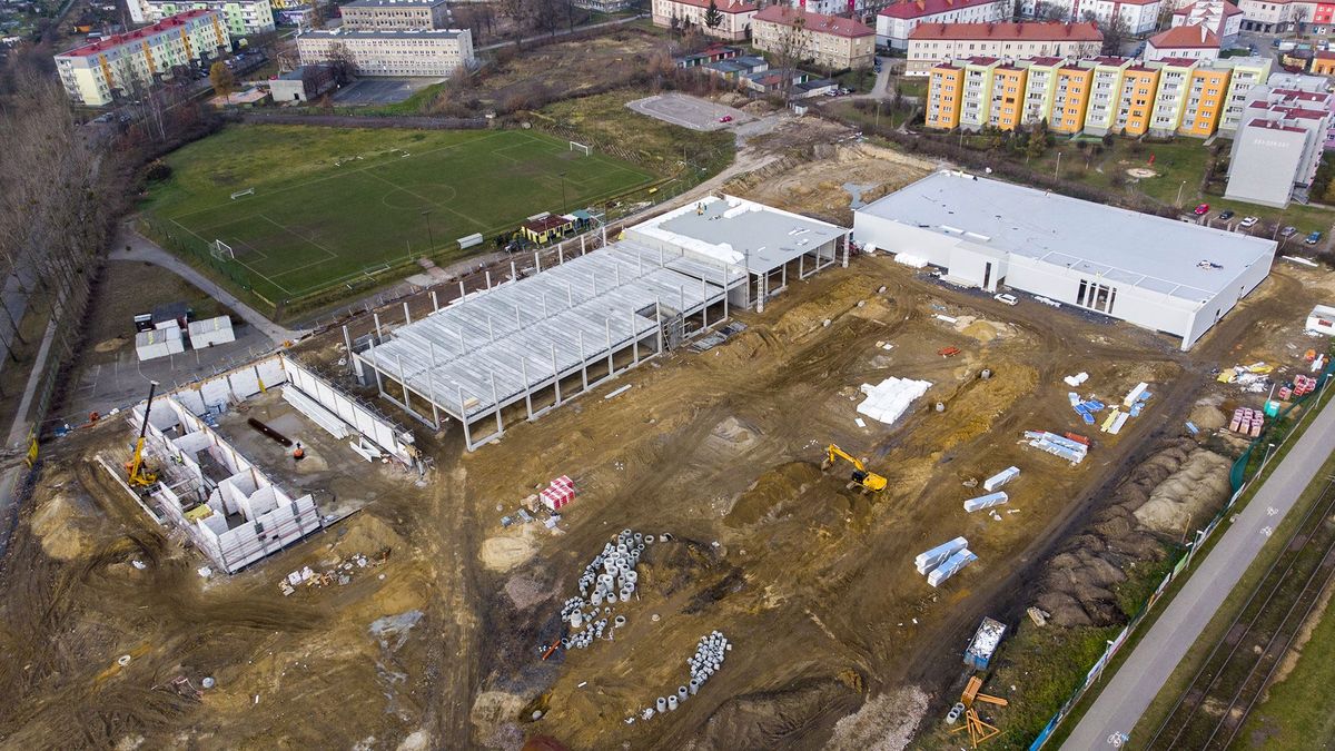 w miejscu stadionu Ruchu Radzionków powstaje centrum handlowe