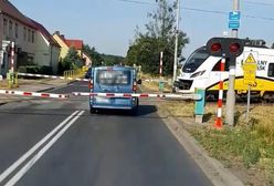 Dolnośląskie. Bus z pasażerami utknął między szlabanami na DK94