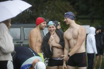 Katowice: Silesiaman Triathlon Katowice 2025. Sportowa rywalizacja w strugach deszczu. To było wyzwanie dla prawdziwych twardzieli. ZDJĘCIA