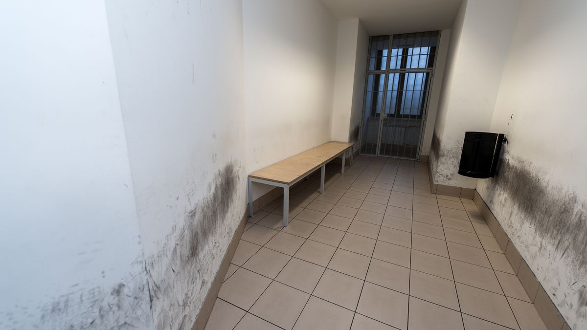 Nietrzeźwi zatrzymani trafiają do policyjnej izby zatrzymań 