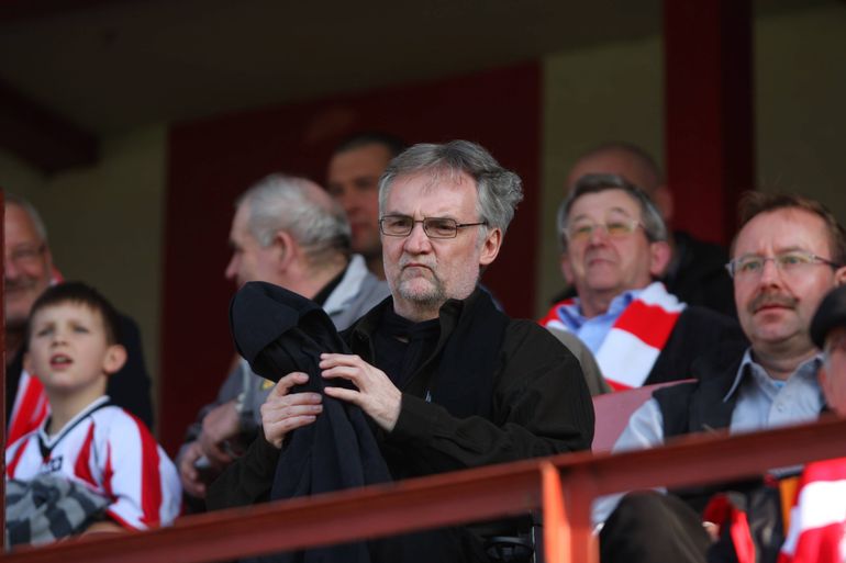 Jerzy Pilch na trybunie honorowej starego stadionu Cracovii/fot. Mateusz Skwarczek, Agencja Gazeta