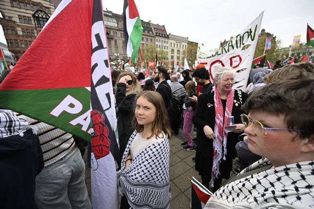 Pro-Palestinian protests during 68th Eurovision Song Contest in Malmo
epa11329136 Climate activist Greta Thunberg attends the 'Stop Israel' demonstration between Stortorget and Molleplatsen in Malmo, Sweden, 09 May 2024. Organizers expect thousands to participant in the protest against Israel's participation in the 68th edition of the Eurovision Song Contest (ESC) at the Malmo Arena. The ESC comprises two semi-finals, held on 07 and 09 May, and a grand final on 11 May 2024.  EPA/JOHAN NILSSON SWEDEN OUT 
Dostawca: PAP/EPA.
JOHAN NILSSON