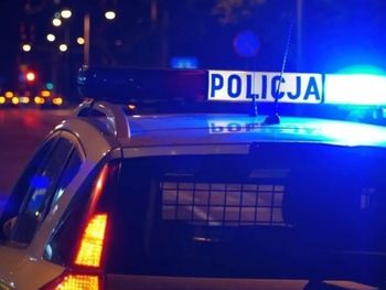 Zakpił z policjantów. Chciał ukraść tablicę rejestracyjną z radiowozu