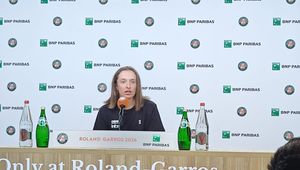 Kibice, tenisiści i dziennikarze cierpią w upale. Tymczasem Iga rozbrajająco komentuje