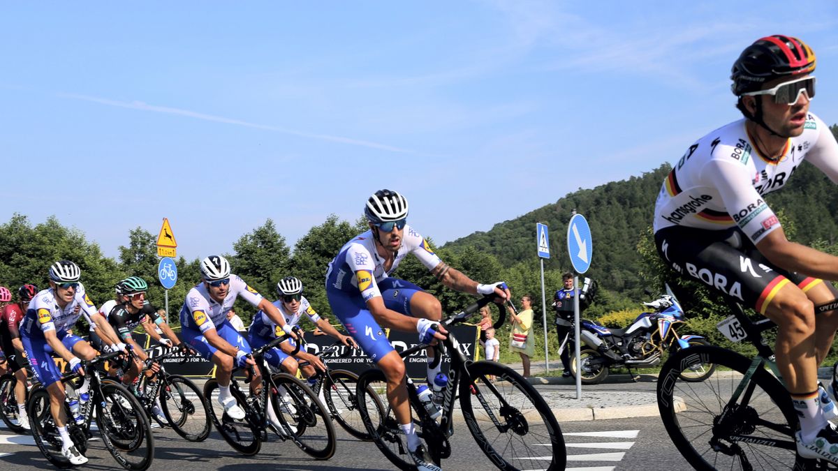 kolarze na trasie 3 etapu z Wadowic do Bielska-Białej podczas 77 Tour de Pologne 
