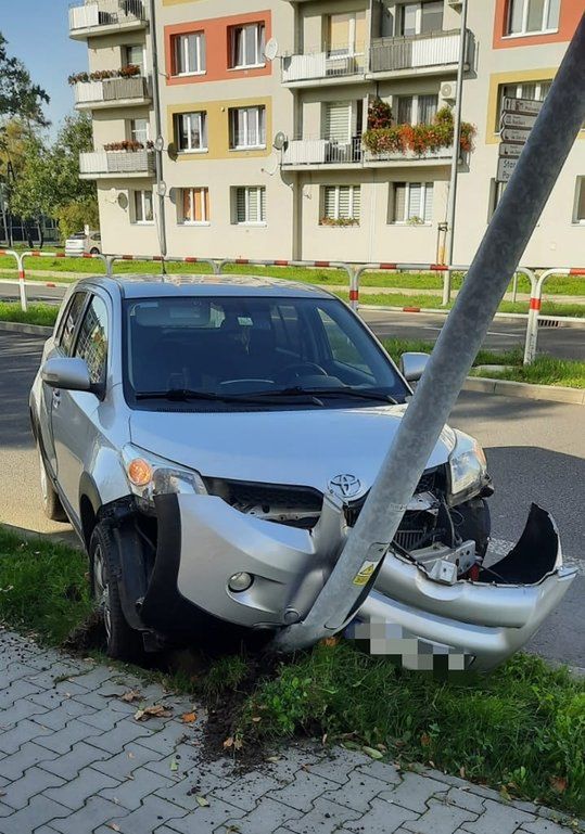 Nietrzeźwa kierująca wjechała w latarnię