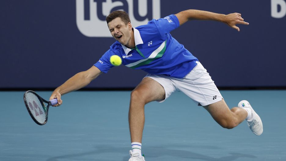 epa09112726 Hubert Hurkacz of Poland in action against Andrey Rublev of Russia during their men's singles match at the Miami Open tennis tournament in Miami Gardens, Florida, USA, 02 April 2021.  EPA/RHONA WISE Dostawca: PAP/EPA.