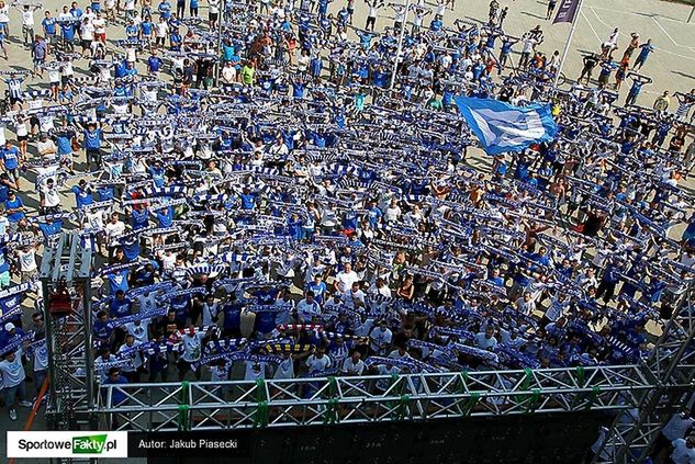 Mecz z Piastem Gliwice sporo kibiców oglądało na telebimie ustawionym pod stadionem